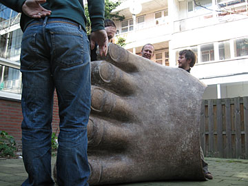 Susanne Kriemann en de voet van Ramses