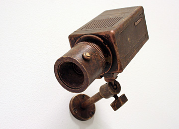 Niels Post bronzen bewakingscamera