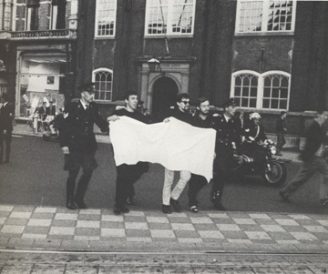 blanco-protest-tegen-het-landelijke-verbod-op-protesteren-amsterdam-nl-1966