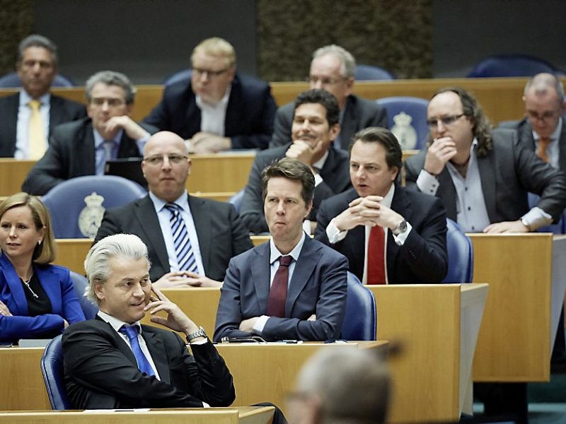 DEN HAAG - De PVV-fractie met achter de eenmansfracties Louis Bontes (R) en Roland van Vliet (3eR) tijdens het vragenuurtje in de Tweede Kamer. De Kamer vergadert gewoon door op de tweede en laatste dag van de Nuclear Security Summit. ANP MARTIJN BEEKMAN