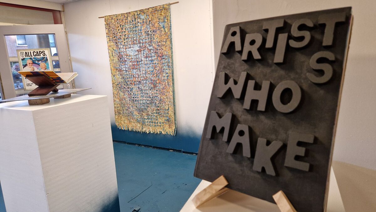 Henny Overbeek / The Books Happen @ All Caps